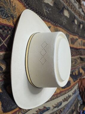 Classic Western Cowboy Hat in Off-White with Gold Trim